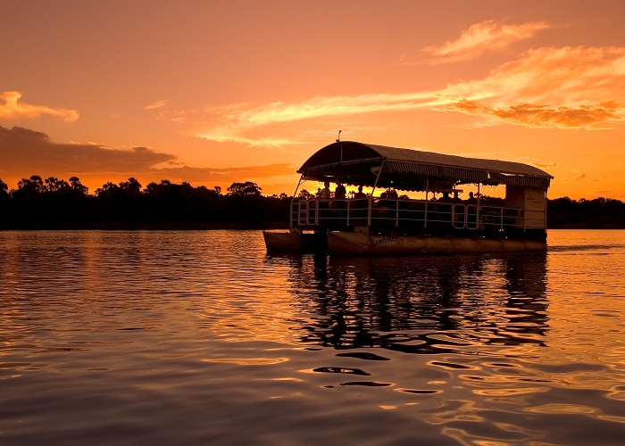 Прогулка по реке Замбези на закате Прогулка по реке Замбези на закате