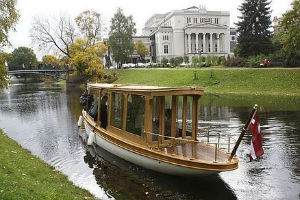 Прогулка на речном трамвайчике Прогулка на речном трамвайчике
